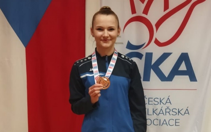 Juniorský bronz pro Brtníkovou, Karešová zazářila mezi ženami